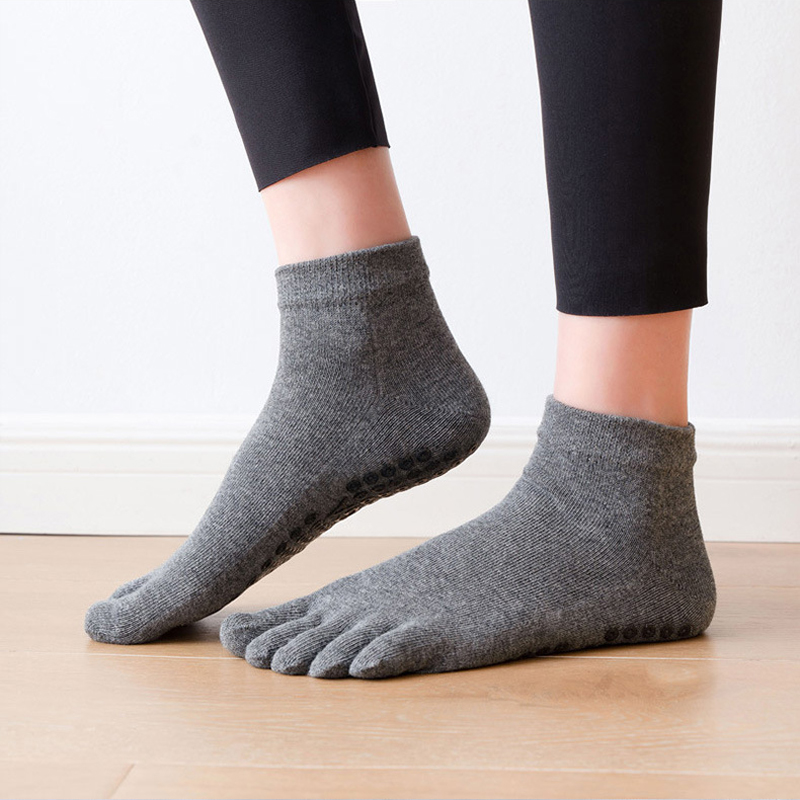 Anti-Slip Women Pilates Socks  - مراجعة Yoga Dance & Fitness Center Llc وسعره